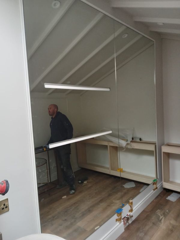 Bespoke Mirror Installation for Luxury Salon - Image 2