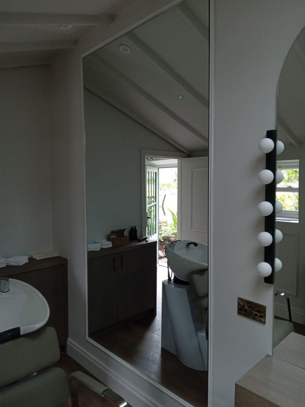 Bespoke Mirror Installation for Luxury Salon - Image 4